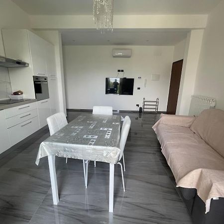 Autumn Apartment Vado Ligure Bagian luar foto