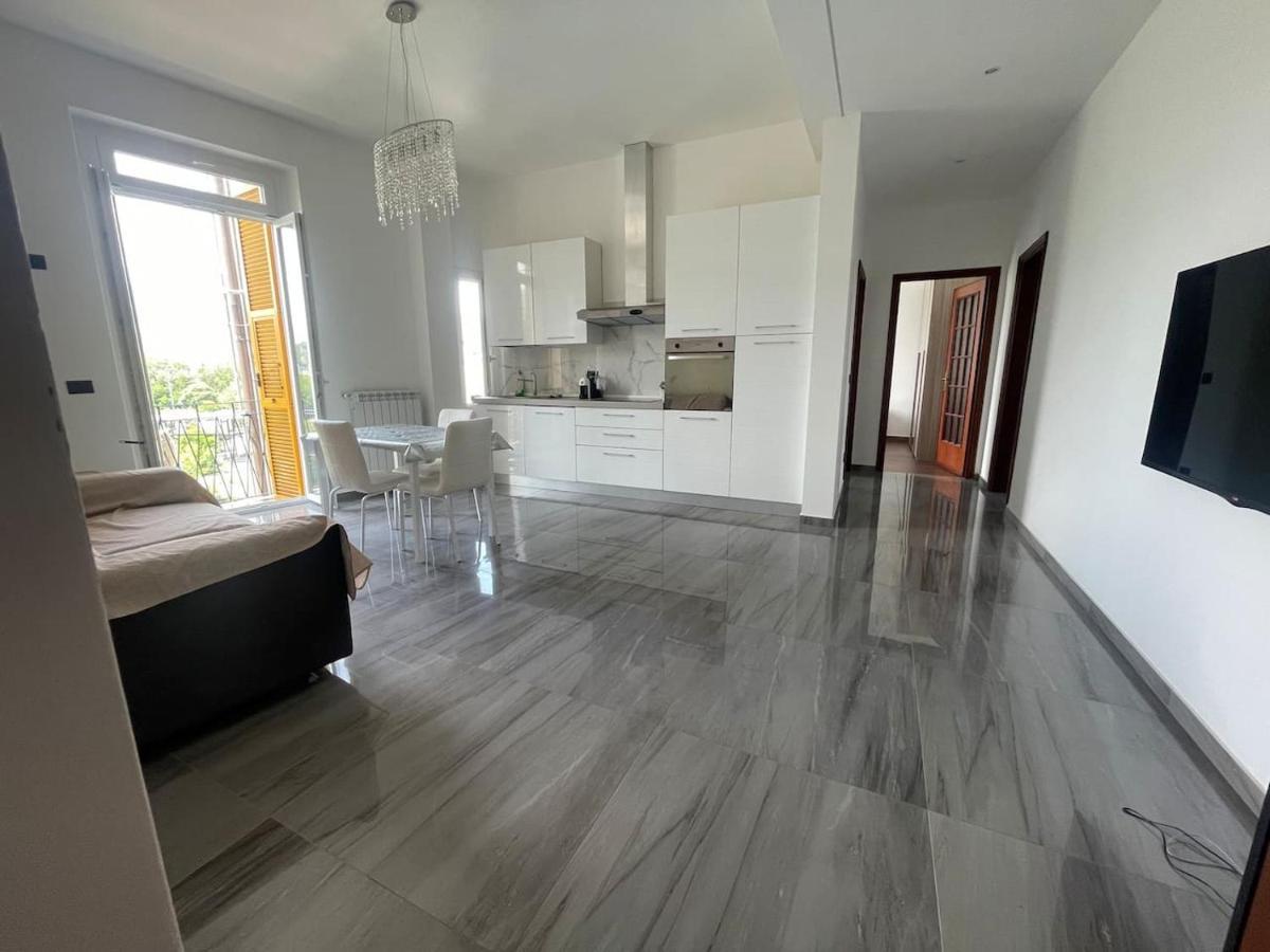 Autumn Apartment Vado Ligure Bagian luar foto