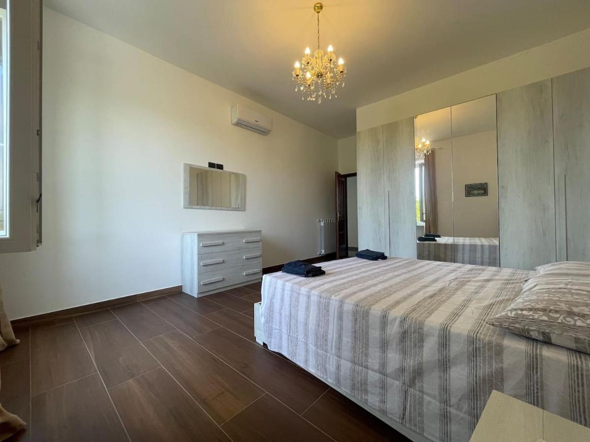 Autumn Apartment Vado Ligure Bagian luar foto