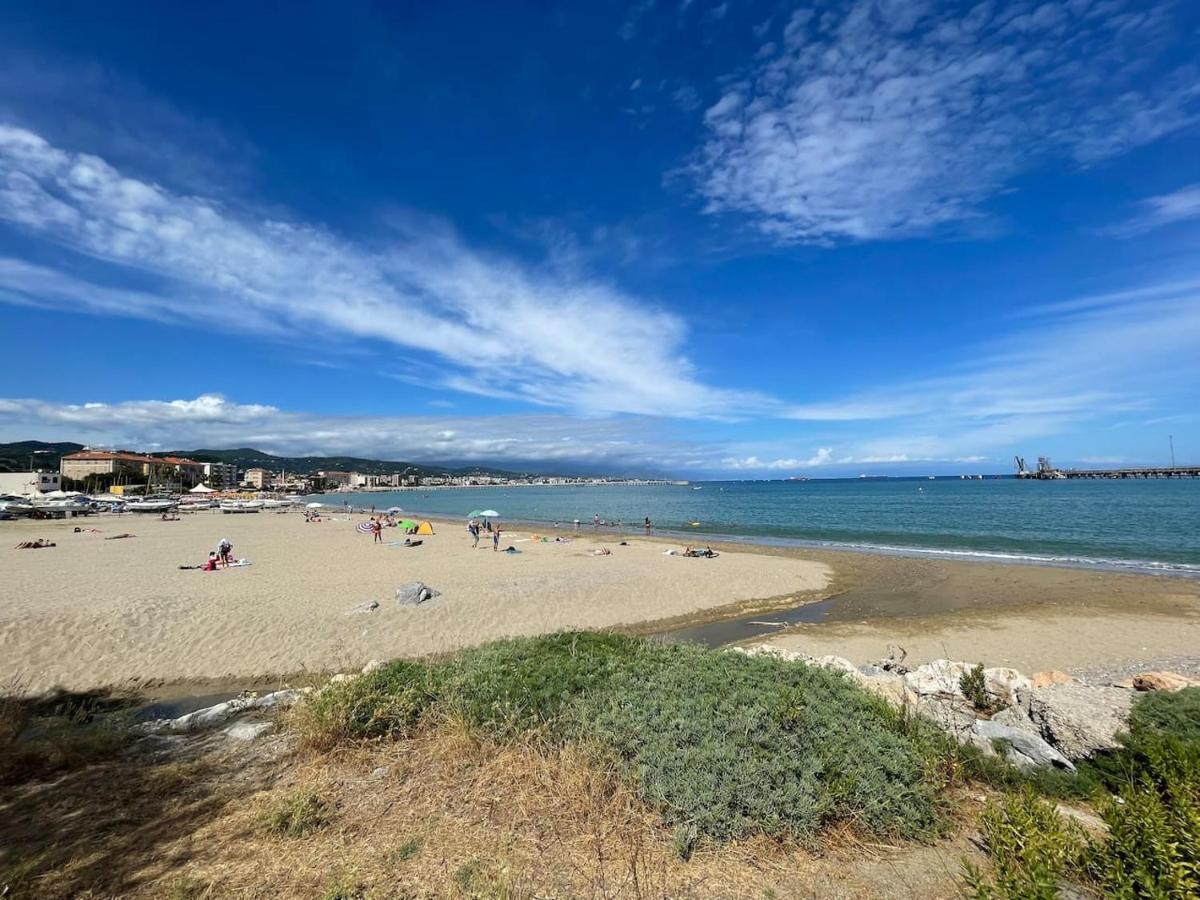 Autumn Apartment Vado Ligure Bagian luar foto