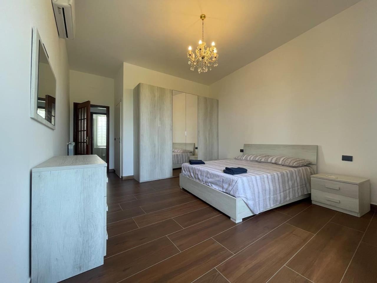 Autumn Apartment Vado Ligure Bagian luar foto