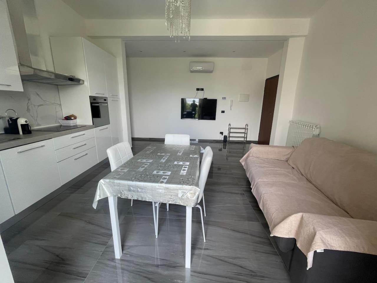 Autumn Apartment Vado Ligure Bagian luar foto